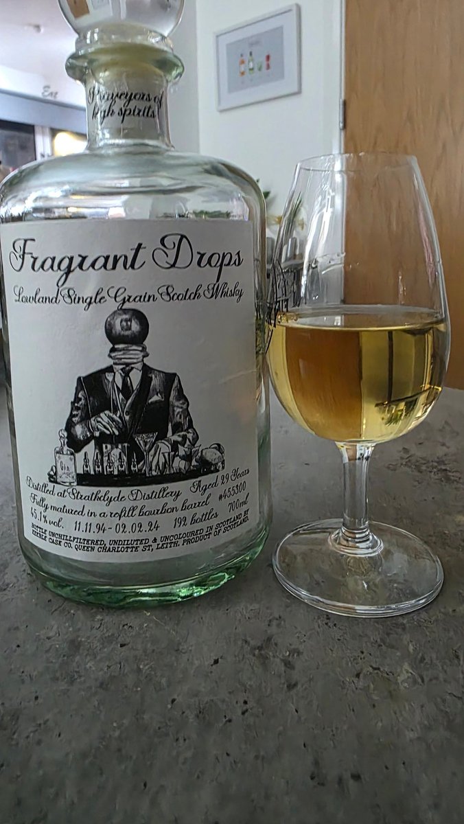 dnisbet250's tweet photo. #Dram152 of #Dram366
#Strathclyde  by @fragrantdrops
Nose - creme brûlée, custard, custard creams 
Taste - sweet, biscuity, custard,  vanilla 
Afters - easy going, custard, vanilla 
What you want from an old #GrainWhisky 
9
#BuyADram Yes 
#BuyABottle Yes
#Scotch #Whisky #Grain https://t.co/WGkpBlqpjM