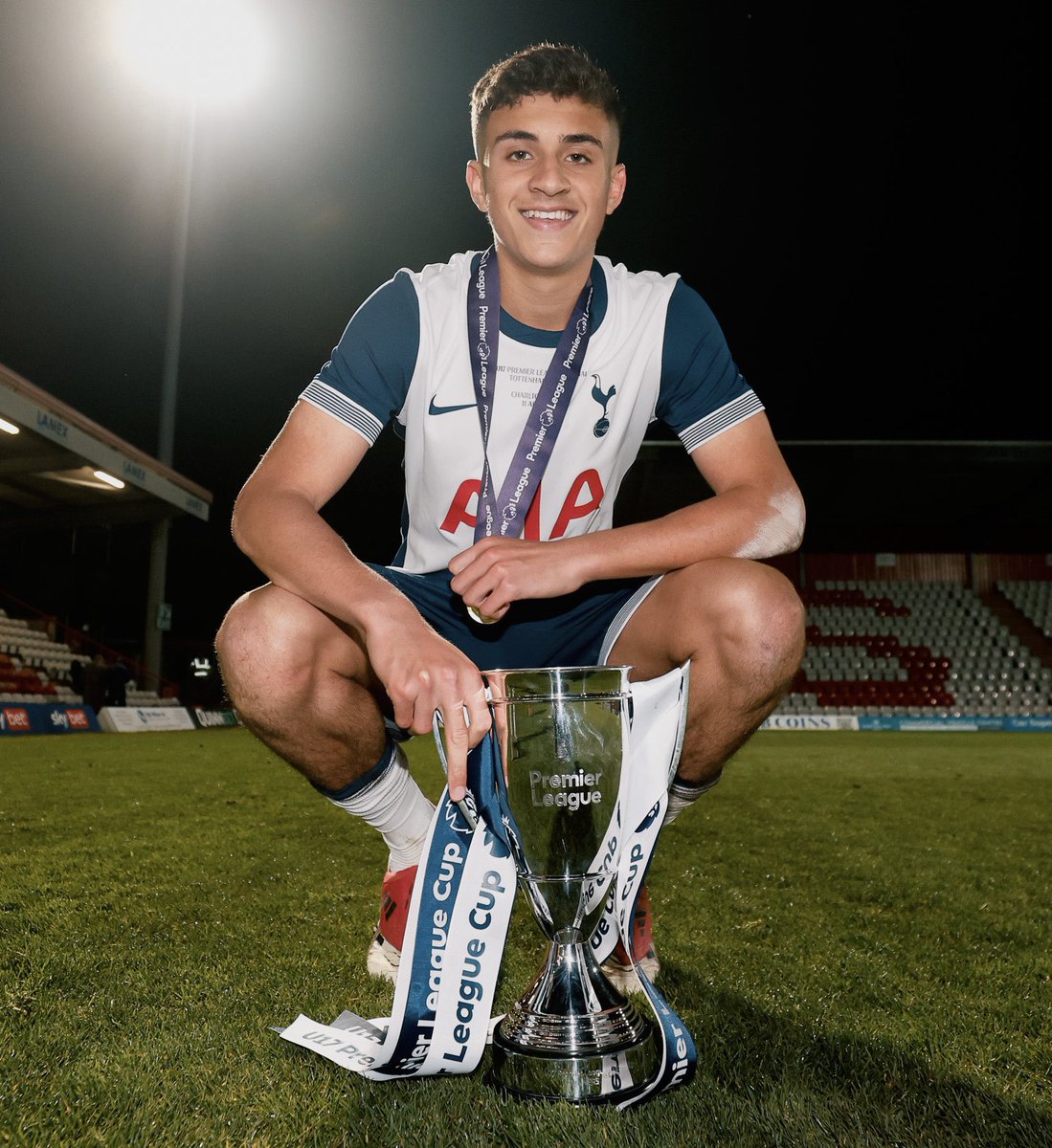afcstuff's tweet photo. 🚨 Elijah Upson (centre-back, 18) has chosen to join Arsenal. The player turned down a professional deal at Tottenham earlier this year & also had offers from Chelsea, Manchester City & Bayern Munich, among others, reports @SimonJones_DM. ✅🏴󠁧󠁢󠁥󠁮󠁧󠁿

⚠️ Upson is the son of former Arsenal & England defender Matthew Upson.