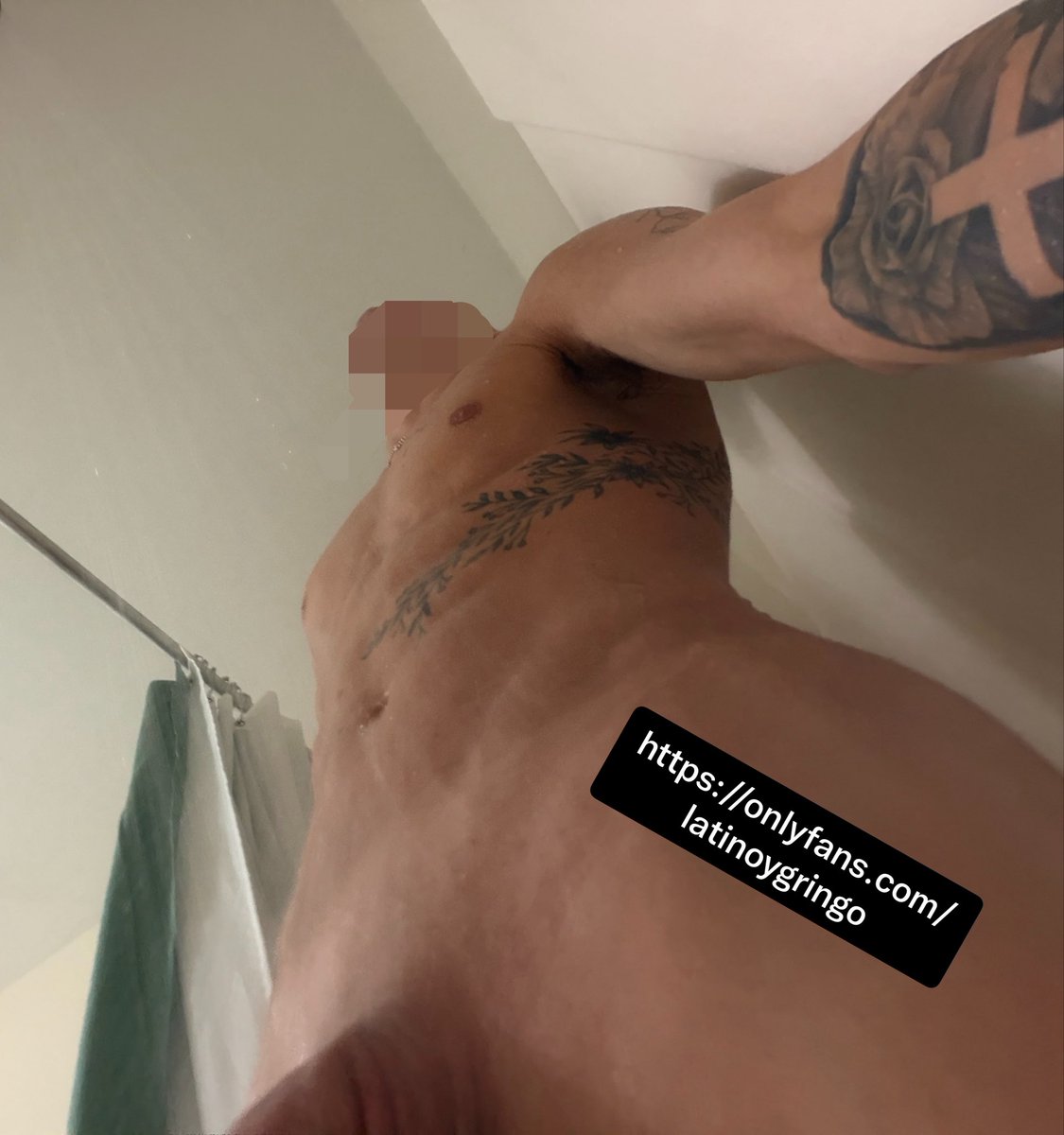 latinoygringo's tweet photo. 💦 Just stepped out the shower… water still dripping down this wet body. Who’s tryna join me next time? 😈🍑
#ShowerTime #WetAndWild #ShowerSelfie #TattooedGuy #MuscularMen #NSFW #SoloMale #MaleMasturbation #OnlyFans #GayContent #XXX #HotShower #BodyGoals #AfterShower #DrippingWet