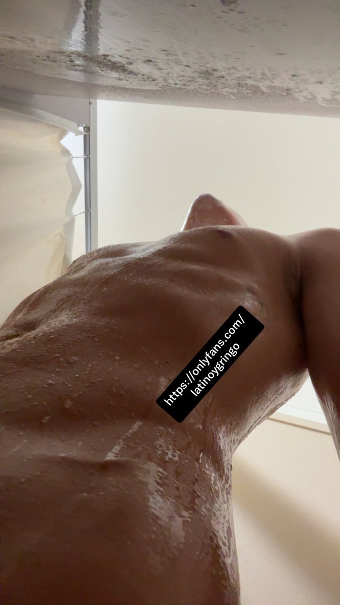 latinoygringo's tweet photo. 💦 Just stepped out the shower… water still dripping down this wet body. Who’s tryna join me next time? 😈🍑
#ShowerTime #WetAndWild #ShowerSelfie #TattooedGuy #MuscularMen #NSFW #SoloMale #MaleMasturbation #OnlyFans #GayContent #XXX #HotShower #BodyGoals #AfterShower #DrippingWet