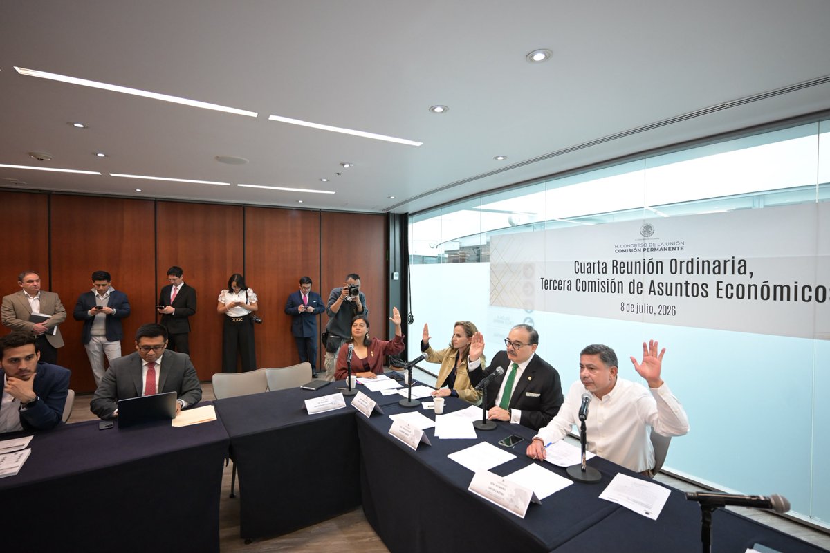 AlmaRosaGto's tweet photo. 🇲🇽 Desde la Tercera Comisión de Asuntos Económicos de la #ComisiónPermanente aprobamos dictámenes para fortalecer la #economía del país.

Destaca el impulso a la inclusión financiera, una medida que ampliará el acceso a servicios financieros para más mexicanas y mexicanos. 👊🏻📈 https://t.co/Q5UEgvKrme