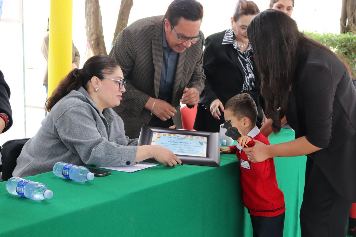 incluzac's tweet photo. 🔹| La mañana de hoy la titular del Instituto para la Inclusión de las Personas con Discapacidad Zacatecas, Míriam García Fue elegida como madrina de generación 2023-2026 del Centro de Atención Múltiple (CAM) No. 30 "Dr. Roberto Solís Quiroga".

#AñoDelProgreso https://t.co/syUylqrACB