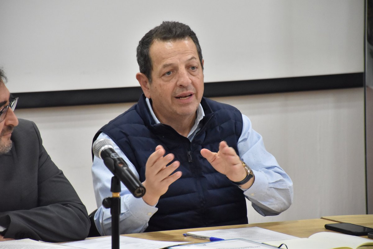 Subse_Gobierno's tweet photo. Ayer el subsecretario de Gobierno @FadlalaAkabani, estuvo en una mesa de trabajo junto al Secretario de Gobierno @cesarcravioto, ambos establecieron una agenda de atención para dar certeza jurídica por parte del #GobCDMX a los locatarios del #MercadodeCuemanco, esté importante sector de la sociedad se encuentra en lugar de tradición prehispánica de chinampas, flores, plantas y mantos acuíferos, como su nombre ancestral lo indica "En los surcos de la Tierra".