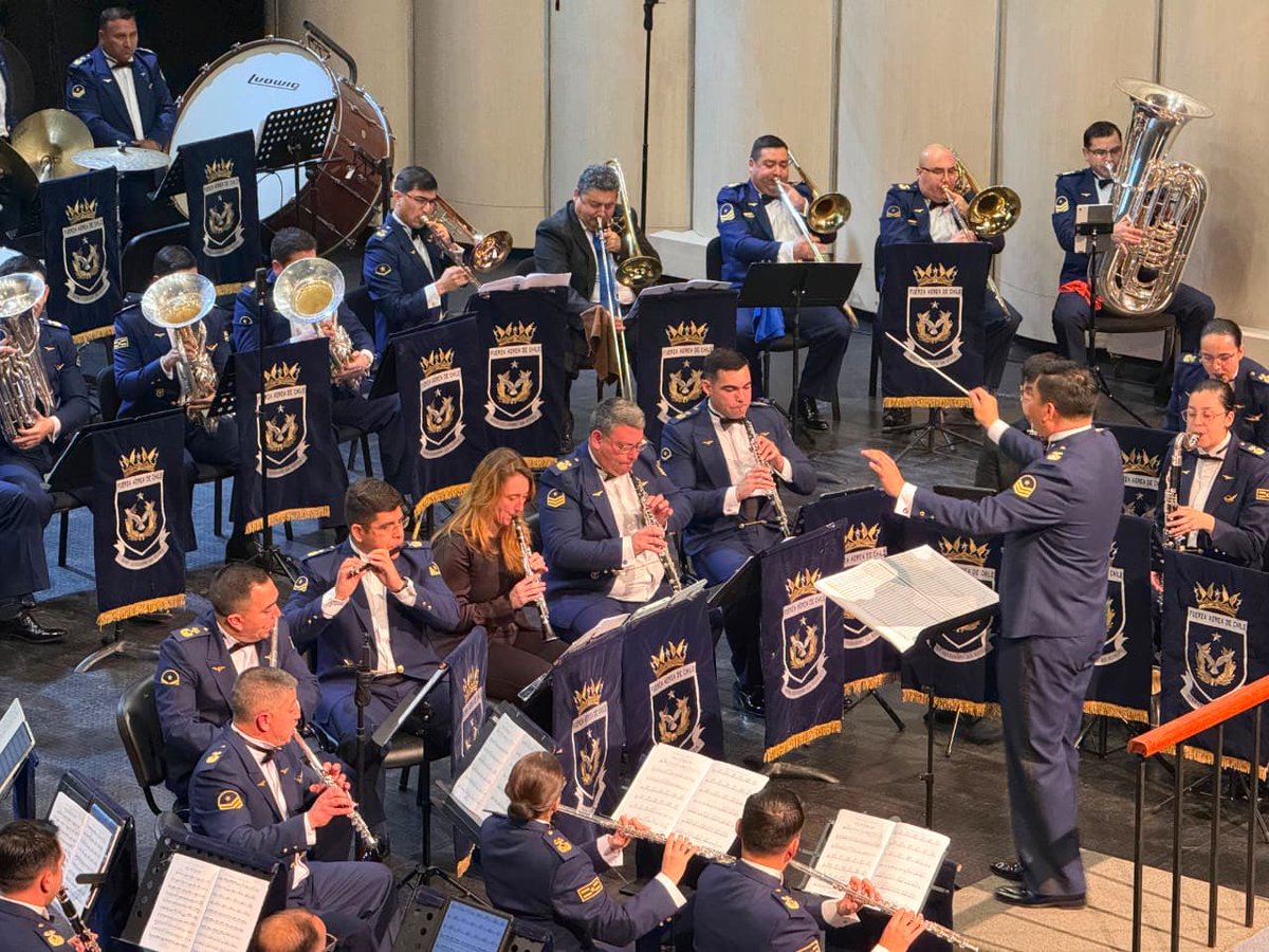 FACh_Chile's tweet photo. Integrante de la Banda Sinfónica #FACH alcanzó un importante logro académico al defender su examen de grado del Magíster en Interpretación Musical de la Universidad de Chile. La presentación incluyó el estreno en Chile de la suite sinfónica “El Olimpo de los Dioses”. https://t.co/7VCQJLDvDx
