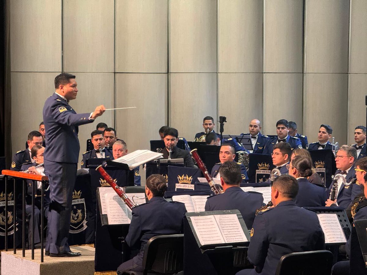 FACh_Chile's tweet photo. Integrante de la Banda Sinfónica #FACH alcanzó un importante logro académico al defender su examen de grado del Magíster en Interpretación Musical de la Universidad de Chile. La presentación incluyó el estreno en Chile de la suite sinfónica “El Olimpo de los Dioses”. https://t.co/7VCQJLDvDx