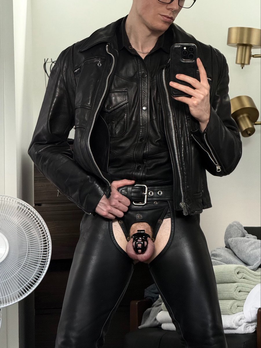 LeatherBabe95's tweet photo. Thought I would take a break from the cage today so I took it off but after awhile it just didn’t feel right so I ended up putting it back on 🤭 https://t.co/JK4Q7KkVvg