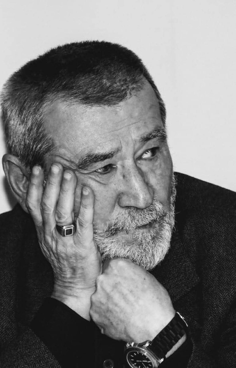 pelin_cee's tweet photo. Ve hâlâ sımsıcak durur anılar 
sımsıcak ve biraz boynu bükük 
Ne varsa yaşanmış ve paylaşılmış 
yasak bir kitap gibi durmaktadır 
ve firari bir sevda gibi 
Şimdi duvarlarda resmin #ahmettelli https://t.co/HCDYyDhKxN