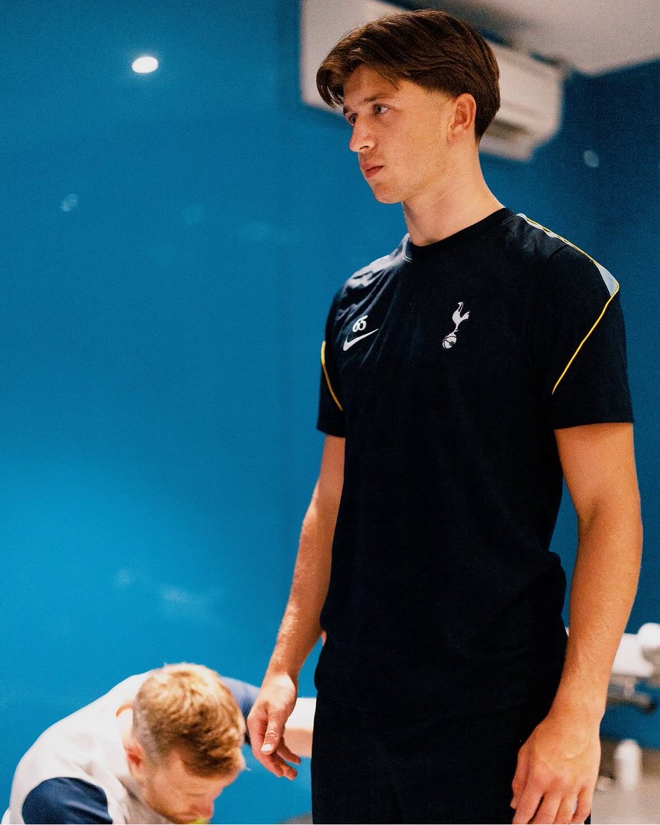 CockerelCrew's tweet photo. ⚪️ Mikey Moore is back in Spurs colours after an impressive season-long loan spell at Rangers. 👏

The talented youngster gained valuable first-team experience and now returns to Hotspur Way with a big opportunity to impress during pre-season. His performances over the coming weeks could play a key role in deciding his future at the club. 

Do you think Mikey deserves a place in Tottenham’s first-team squad this season, or should he head out on another loan to continue his development?

👇 Let us know your thoughts below!

#THFC #COYS #SPURS #TOTTENHAM