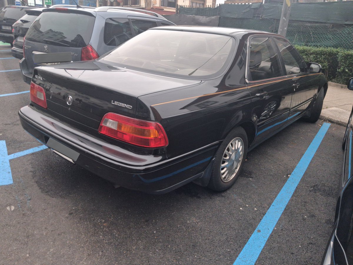 2Pabletin's tweet photo. what the fuck is an acura legend doing in SPAIN 😭😭 https://t.co/EC7dfyXayl