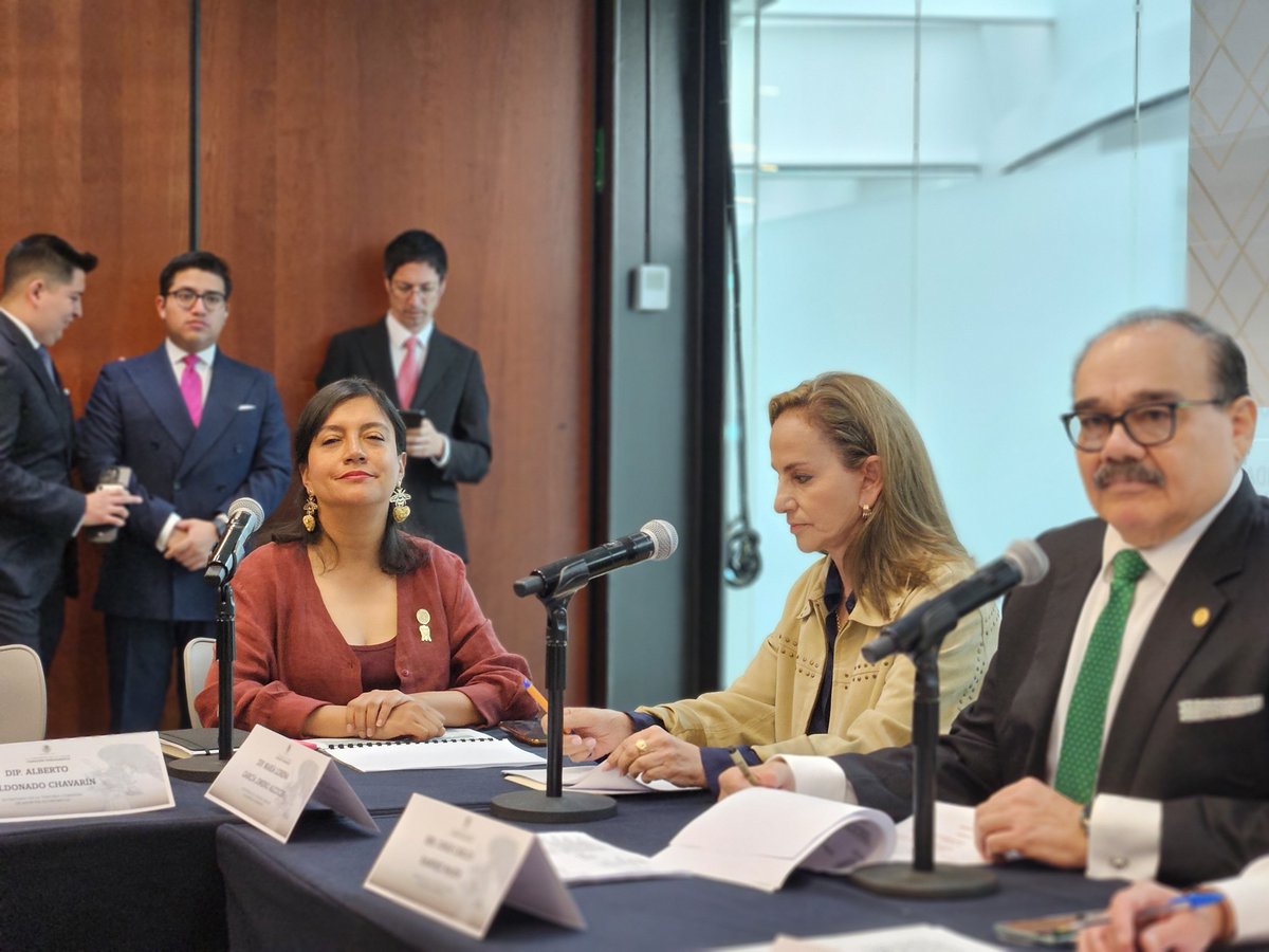 AlmaRosaGto's tweet photo. 🇲🇽 Desde la Tercera Comisión de Asuntos Económicos de la #ComisiónPermanente aprobamos dictámenes para fortalecer la #economía del país.

Destaca el impulso a la inclusión financiera, una medida que ampliará el acceso a servicios financieros para más mexicanas y mexicanos. 👊🏻📈 https://t.co/Q5UEgvKrme