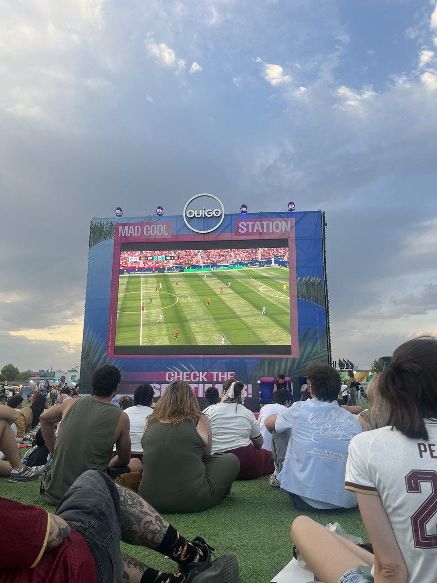 stvtesofgrace's tweet photo. estoy en el mad cool viendo el partido bastante divertido la verdad https://t.co/R44GmsT8vW