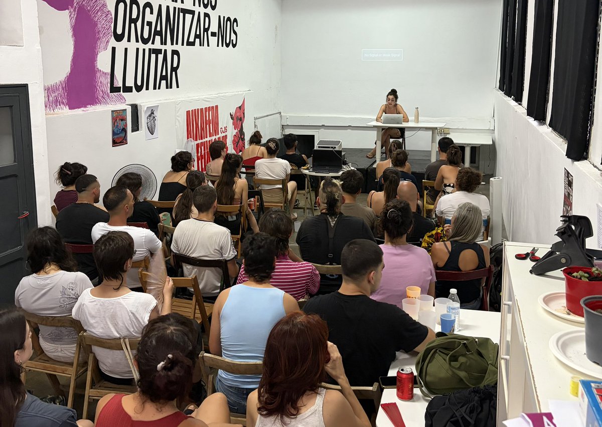 OJS_Maresme's tweet photo. 📸 | Recull de fotos de la presentació del @documental_csm de @diariosocialista al Casal de la Joventut Treballadora @pepamaca_cjt de Mataró. 

🚩Analitzem l'auge de la reacció per poder fer-hi front. Davant el feixisme: la joventut treballadora a primera línia! https://t.co/ADke82DggO