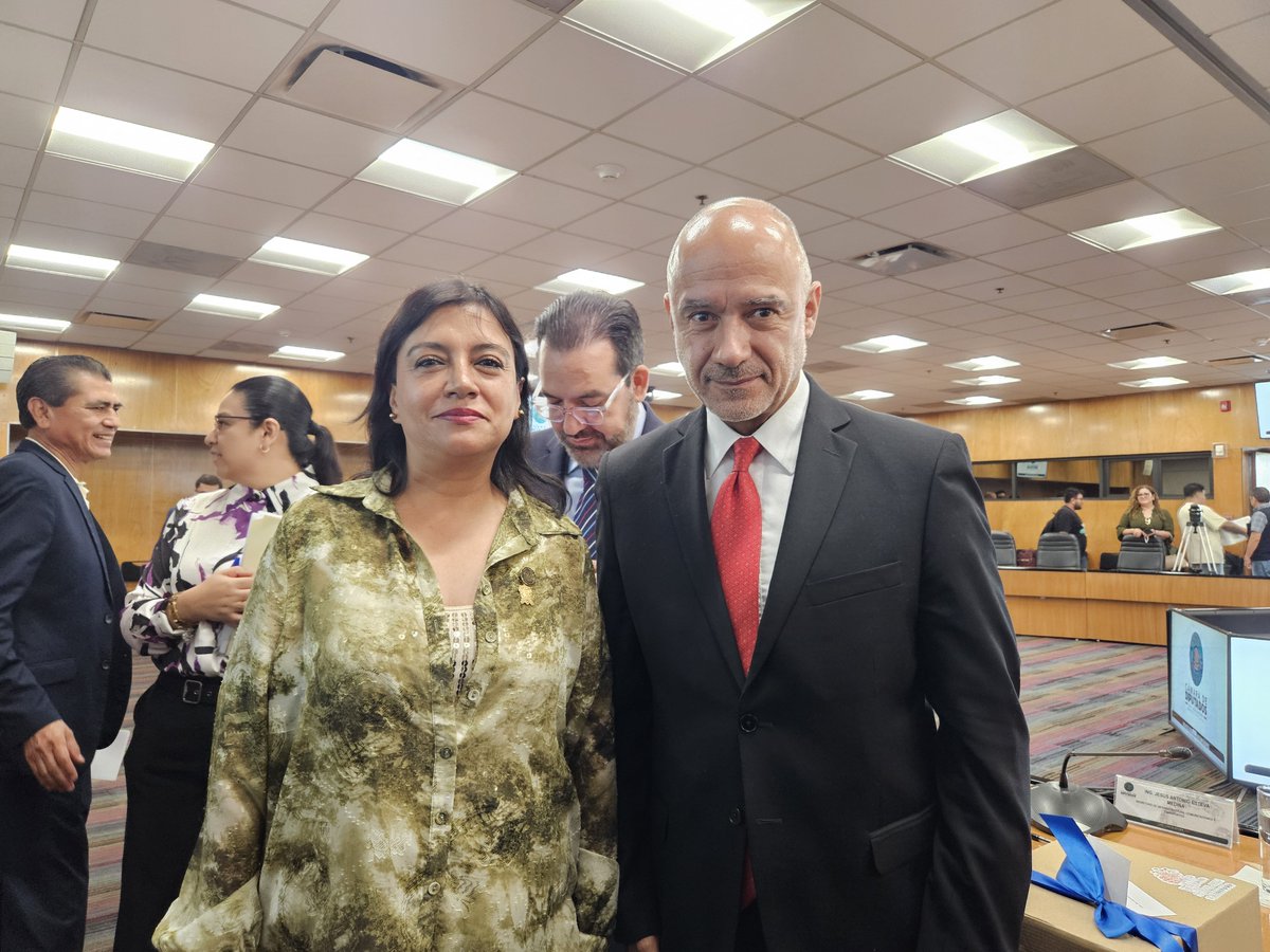 AlmaRosaGto's tweet photo. 🛣️ Participé en la reunión de la Comisión de #Infraestructura con el secretario Jesús Antonio Esteva para dialogar sobre las necesidades de las regiones y las obras estratégicas que impulsarán el desarrollo y el bienestar de #México. 💪🇲🇽

Seguimos trabajando por una infraestructura que beneficie a todas y todos.