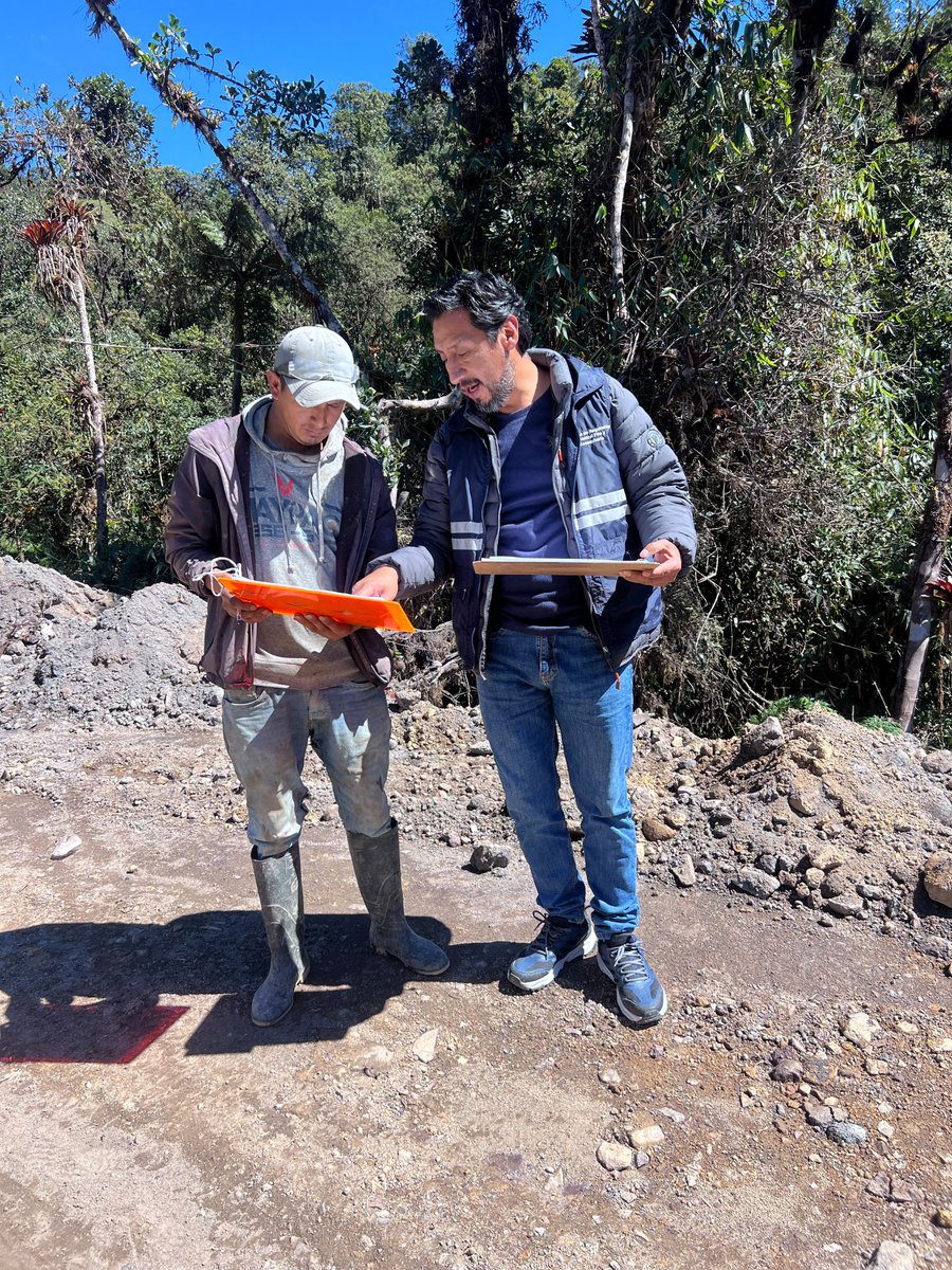 AgrocalidadZ6's tweet photo. #Azuay | Realizamos inspección de de nuevas granja avícolas, con la finalidad de mantener el bienestar animal en el cantón Cuenca , parroquia Molleturo.
#PrevenciónSanitaria https://t.co/1LaZNIxoGZ