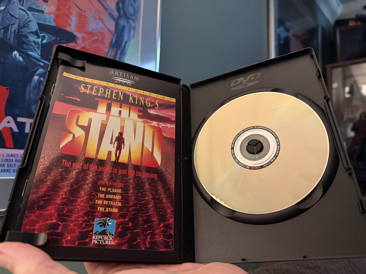 the4kCollectivE's tweet photo. New addition to the Artisan DVD Collection. This is the rare DVD-18 release of Stephen King’s The Stand. 

This release was pulled after a month and replaced with a 2 disc DVD-9 release. 

The DVD-18 format was a flipper Gold disc with a DVD-9 (Dual Layer 9.4Gb disc) on each side. 

#TheStand #PhysicalMedia #DVD #StephenKing #Horror #FlipperDisc #Artisan @StephenKing #RepublicPictures