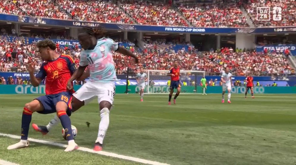 FPL_sieltam's tweet photo. 16' Lamine Yamal. Sebuah skill dalam bertahan dan mengelabui lawan.

Dribbler vs Dribbler. Namun Yamal lebih unggul dalam tekel dan goyangan maut. AZEK Dik Yamal!

Spain 0-0 Belgium. 🇪🇸🇧🇪 

#VamosEspaña #ESPBEL https://t.co/ms1xBT0lAT