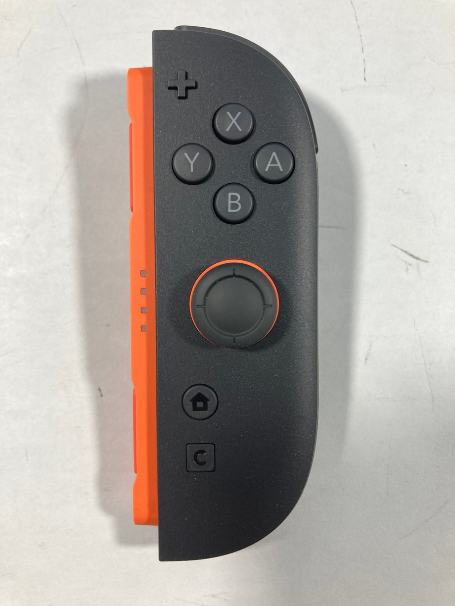 Spookidow's tweet photo. "I see a red joycon and I want to paint it black" https://t.co/LvWyKgiP4S