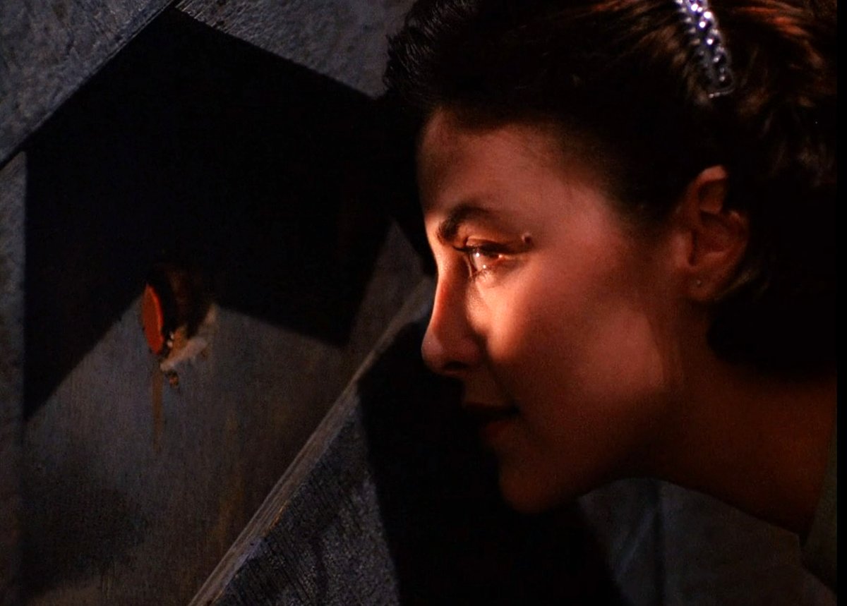 choppingwoodpod's tweet photo. Friday night in Twin Peaks https://t.co/UPPD77AfP1