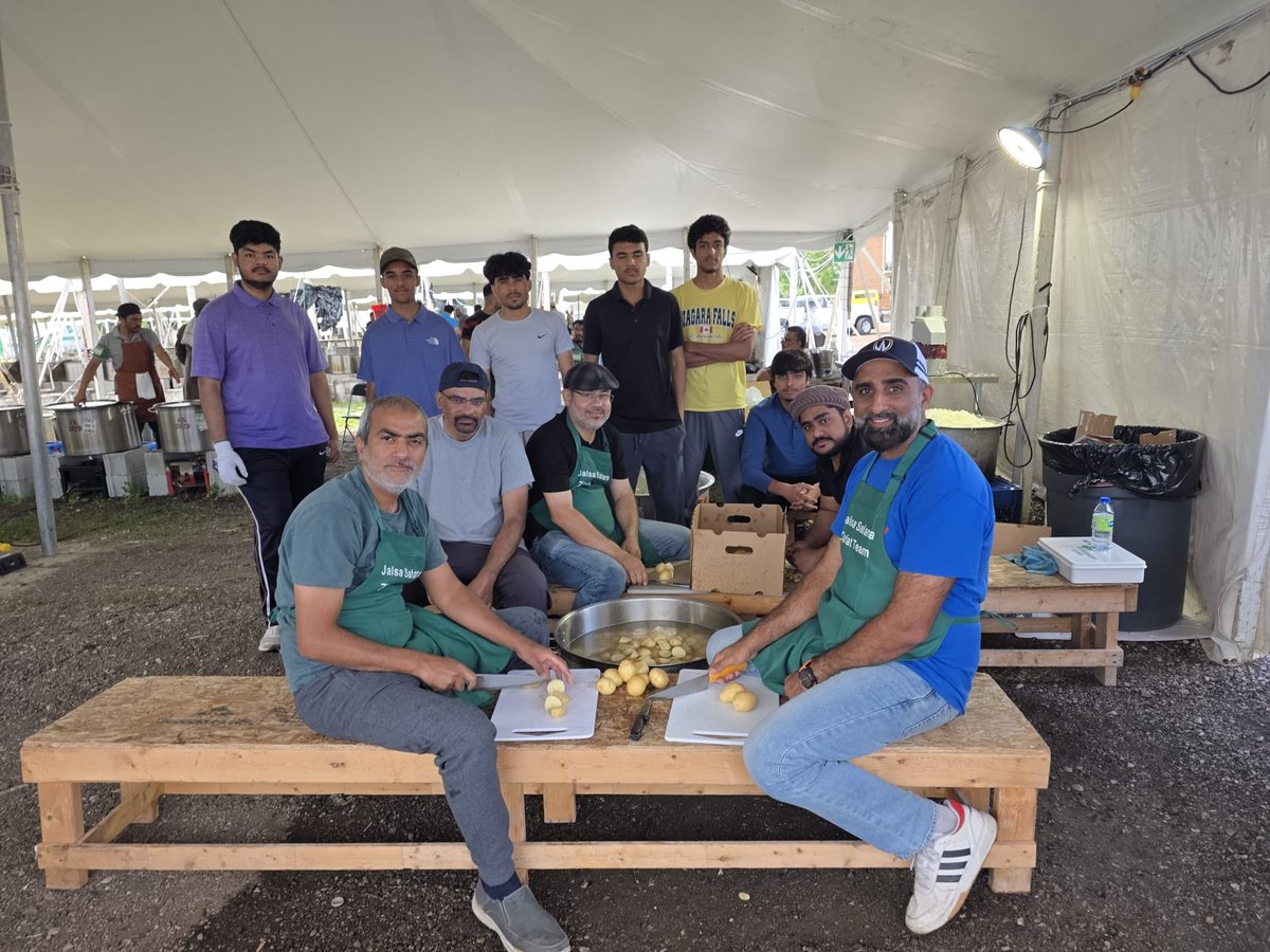 AMJBaitulEhsan's tweet photo. Members from the AMJ Baitul Ehsan #Windsor Chapter have begun their volunteer service in the Community Kitchen at Jalsa Salana Canada 2026, ready to welcome the guests of the Promised Messiah (as). Wishing all volunteers a blessed Jalsa. 

#JalsaCanada🇨🇦 https://t.co/nkVrwYGKRl