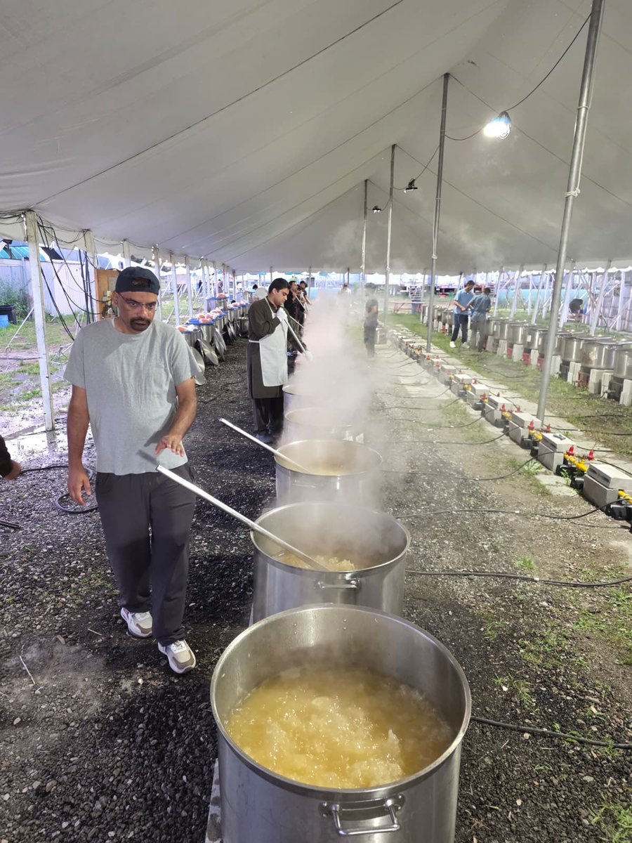 AMJBaitulEhsan's tweet photo. Members from the AMJ Baitul Ehsan #Windsor Chapter have begun their volunteer service in the Community Kitchen at Jalsa Salana Canada 2026, ready to welcome the guests of the Promised Messiah (as). Wishing all volunteers a blessed Jalsa. 

#JalsaCanada🇨🇦 https://t.co/nkVrwYGKRl