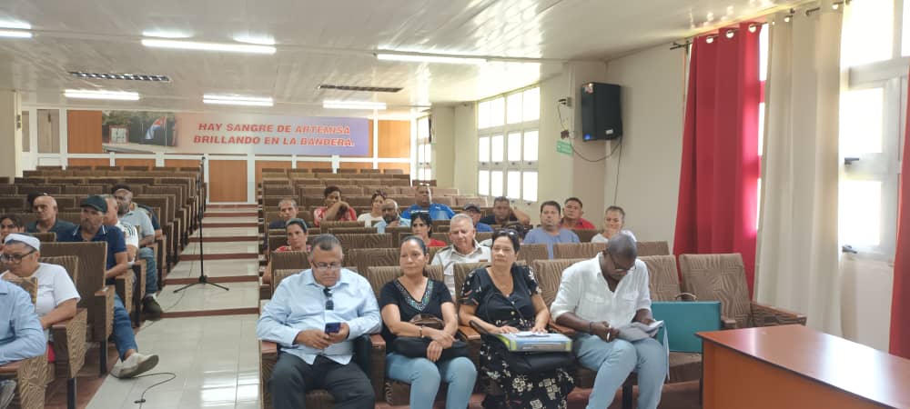 AlbertoLopezcu's tweet photo. 📢 Seguimos preparando a los cuadros del sistema empresarial del @minalcuba, ahora en Artemisa.
La diana sigue fija: implementar las transformaciones económicas y sociales recién aprobadas. Formación, compromiso y acción para seguir avanzando. 🇨🇺 https://t.co/Wx8lCDTJju