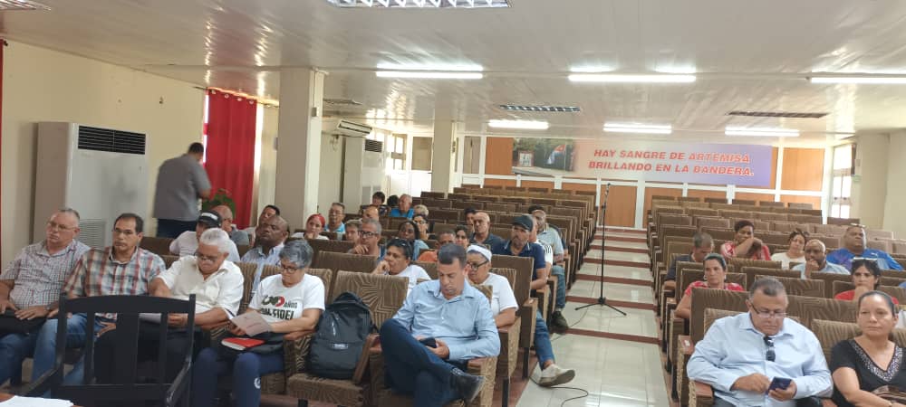 AlbertoLopezcu's tweet photo. 📢 Seguimos preparando a los cuadros del sistema empresarial del @minalcuba, ahora en Artemisa.
La diana sigue fija: implementar las transformaciones económicas y sociales recién aprobadas. Formación, compromiso y acción para seguir avanzando. 🇨🇺 https://t.co/Wx8lCDTJju