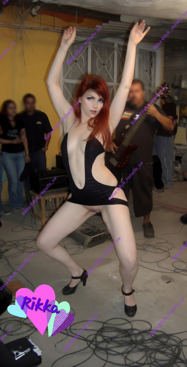 RyR_Hotwife_sw's tweet photo. Morborecuerdos💖
En la tocada 🎸🎶
Bailando sin freno y dejando a toda la banda con la boca abierta 👀🔥
Lo que hace el alcohol…🥃����
¡Qué pena! 💋

#FotosDelRecuerdo #HotwifeSexy
#EsposaFiestera #ViernesExhibit #SinCalzones #PanochaLiberal #ExhibicionismoPúblico https://t.co/0ugM3ss8GP