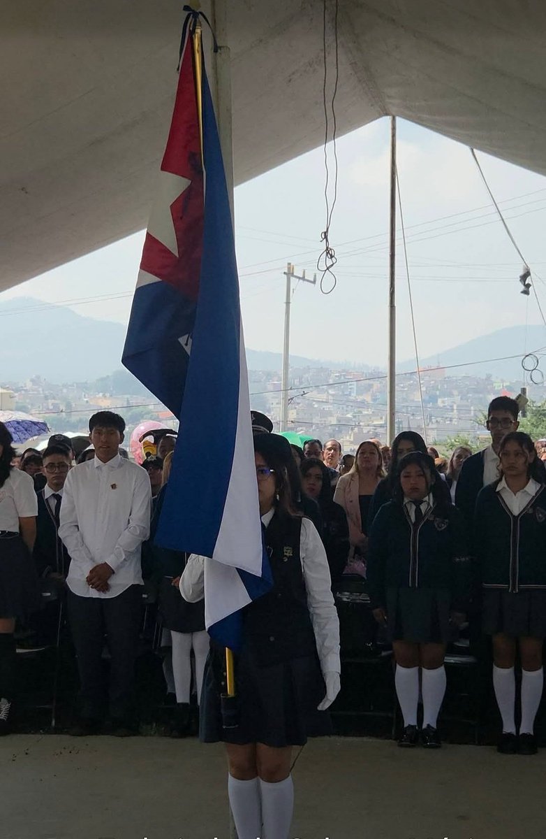 EugenioMtnez's tweet photo. El legado del Comandante en Jefe Fidel Castro Ruz presente en México, país que tanto amó y que tuvo un lugar especial en su trayectoria revolucionaria. Hoy se graduaron de preuniversitario los alumnos de la Escuela Fidel Castro Ruz. #CubaNoEsAmenaza https://t.co/kxtphmTHvp