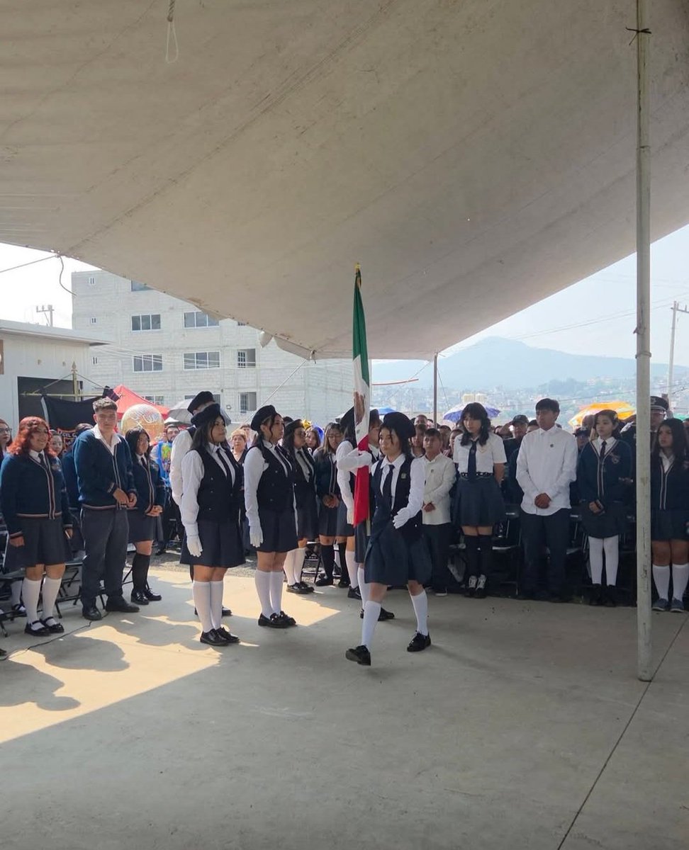 EugenioMtnez's tweet photo. El legado del Comandante en Jefe Fidel Castro Ruz presente en México, país que tanto amó y que tuvo un lugar especial en su trayectoria revolucionaria. Hoy se graduaron de preuniversitario los alumnos de la Escuela Fidel Castro Ruz. #CubaNoEsAmenaza https://t.co/kxtphmTHvp