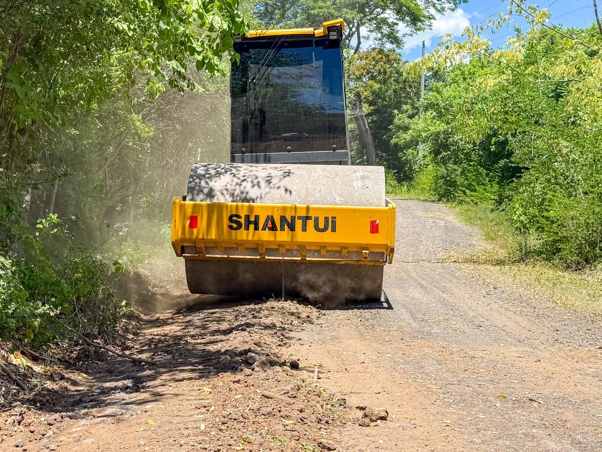 ALEXTORRES_SMC's tweet photo. 🚜 Más calles en mejores condiciones para nuestra gente.

Realizamos trabajos de reparación y mantenimiento vial en los caseríos El Pital y Santa Fidelia, cantón La Puerta, mejorando el paso para quienes transitan por la zona.

#LoImportanteEsLaGente https://t.co/SpT1S5O7mw
