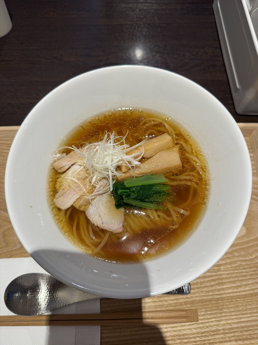 19781024's tweet photo. 今日はラーメン金星@勾当台公園さんへ初訪

open記念
金星ラーメンしょうゆ（並）お振舞いver.

ストレート中太麺はもちっとしてコシがあり滑らかで啜り心地良く美味

淡麗系の鶏清湯スープに節や昆布等の旨みに優しい塩味のまろやかなカエシでウマ

今日も美味しいラーメンごちそうさまでした

#金星 https://t.co/oP1aOjNmTq