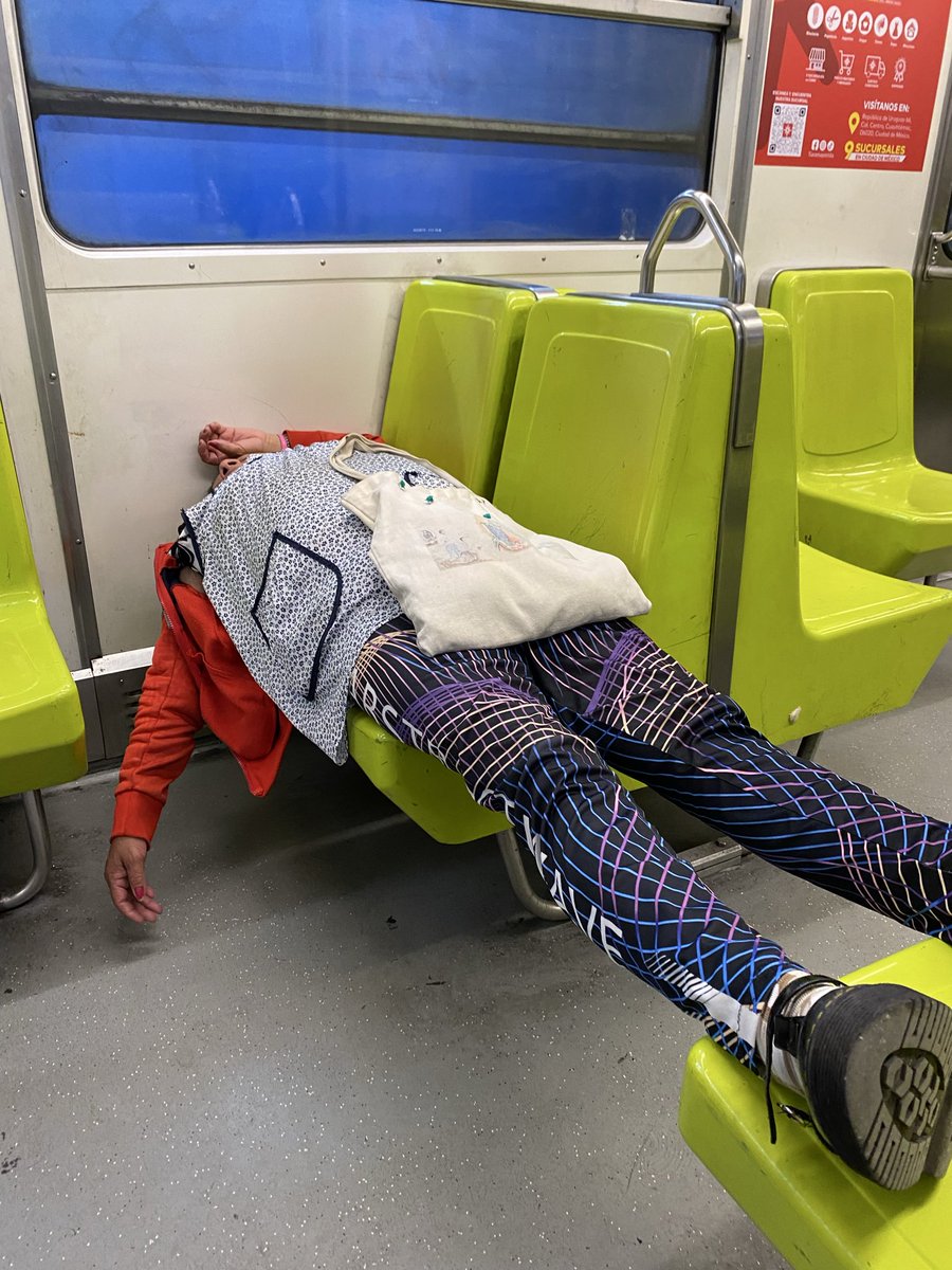 replycat7777's tweet photo. @SonniTx @panchocallado @MetroCDMX Mira esta!! Así como la ves Linea 8 8:00 am https://t.co/DLzoHcTcz6