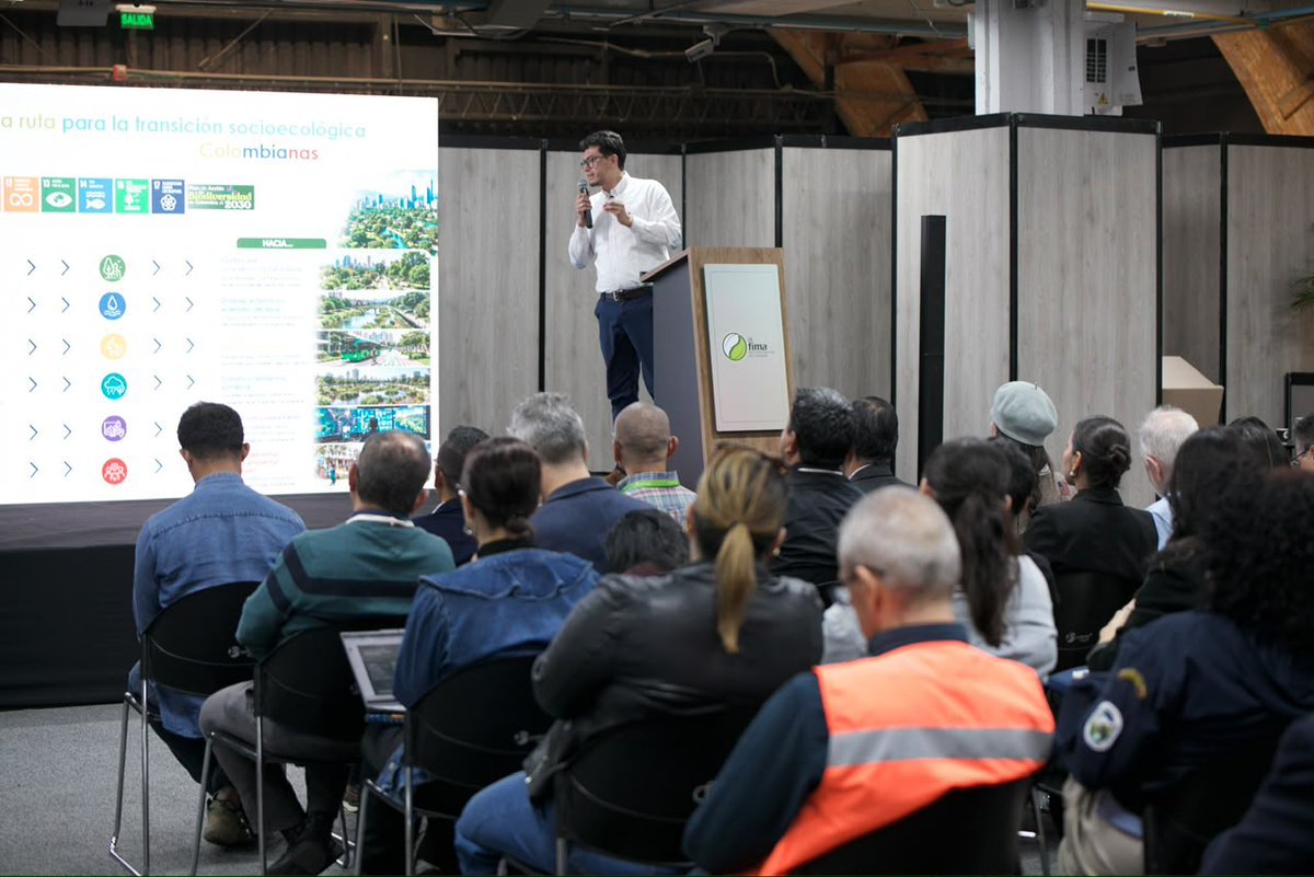 MinAmbienteCo's tweet photo. En #FIMA2026 en la sala Chiribiquete, el Ministerio de Ambiente lanzó la nueva Política de Gestión Ambiental Urbana  2025-2035. 📄

En Colombia el 76% de la población habita en áreas urbanas y esta política es fundamental para un desarrollo sostenible y equitativo. 🌱

Gracias a esta política, se estructurar una hoja de ruta para que las ciudades, puedan incorporar en sus agendas locales, criterios de biodiversidad urbana, calidad del aire, economía circular, entre otros. De una manera práctica, acompañada por el ministerio de ambiente y las entidades del SINA. 🫱🏻‍🫲🏿

Esto además apoya la ley de ciudades verdes, Ley2476 de 2025. Consulta la política aquí: 

🔗 https://t.co/NjQ4o2IOvA