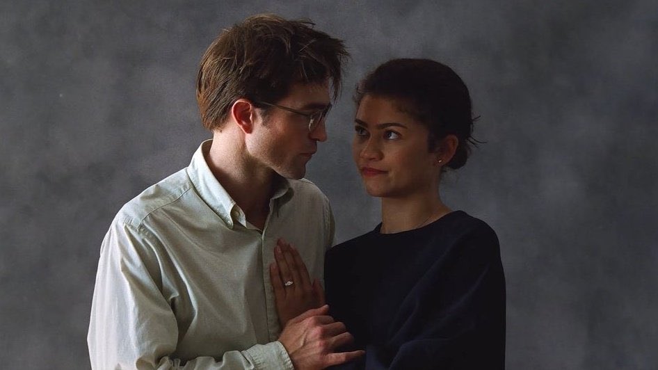 kamgarciac's tweet photo. 'THE DRAMA' llegó a Prime Video.

Una película muy interesante que explora un tema social bastante complicado, en vísperas de una pronta boda. Robert Pattinson y Zendaya tienen una química que me sorprendió la primera vez que la vi, y en general la cinta funciona muy bien, tanto en su parte introspectiva como su parte de comedia, lo que la convierte en un absoluto disfrute 

Está en el segundo lugar de mis favoritas del año, y neta no se van a arrepentir si la ven