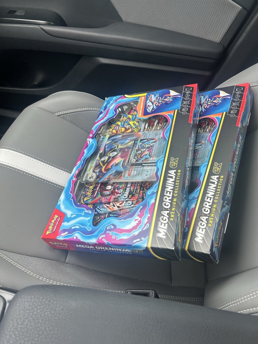 agbsdivinity's tweet photo. @PokeTCGAlerts target just had them sitting at customer service but they’re in store !! https://t.co/ivjUoFYKJt