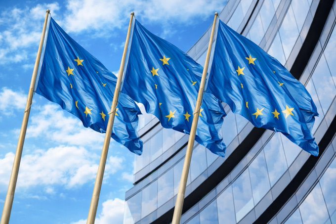 TokenSkepta's tweet photo. MiCA is changing crypto in Europe fast.

I've seen exchanges cut services, delist assets, or add more restrictions. @AlphaX_DEX has been one alternative I noticed no KYC, plus Spot, Futures, stocks and indices.

How are EU traders adapting?
#MiCA #AlphaX https://t.co/gntc9NPwMZ