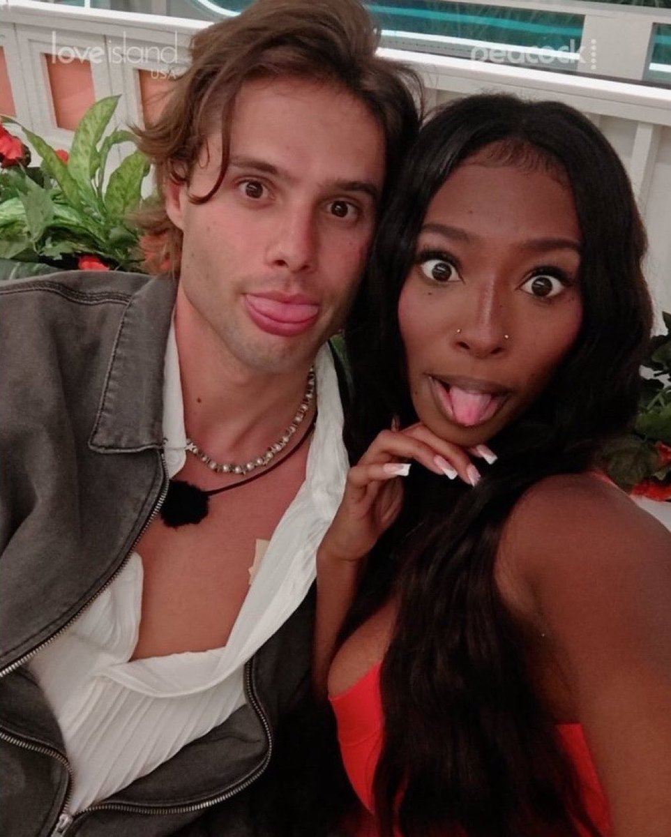 ih8gaez's tweet photo. nobody touched their crown for couple selfies all season https://t.co/aBafQxrrse