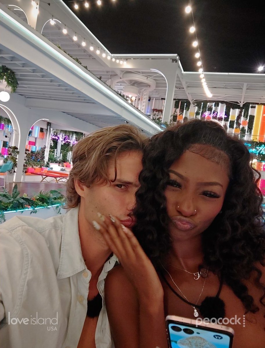 ih8gaez's tweet photo. nobody touched their crown for couple selfies all season https://t.co/aBafQxrrse