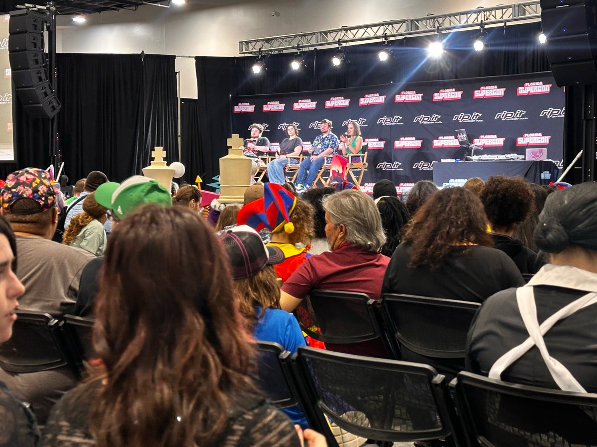 Jacob_DPF's tweet photo. So today I went to Florida Supercon! And got to see the Digital Circus cast live as well! I decided to go as TIO from Piggy!
#PiggyRoblox
#FloridaSupercon https://t.co/sjJVHccaDZ