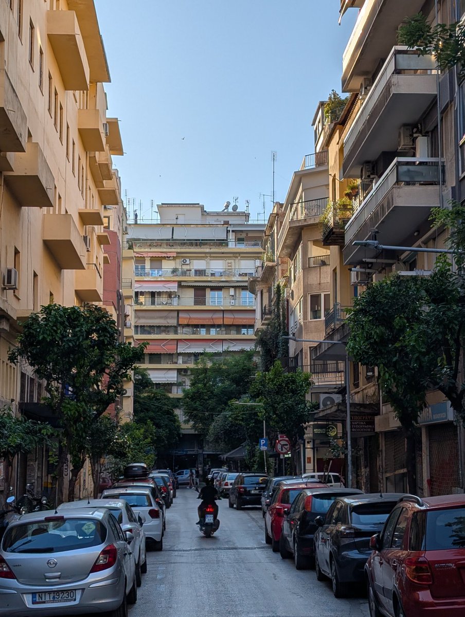 cornu__copia's tweet photo. 🇬🇷 The Greek polykatoikia, these modernist housing blocks dominating Greek cities, is a prime examples of functionalist architecture. These are solid, modern apartment houses with big balconies, awnings for shade, AC units and often high ceiling height. Perfect for the climate. https://t.co/qzX7ORLV3q