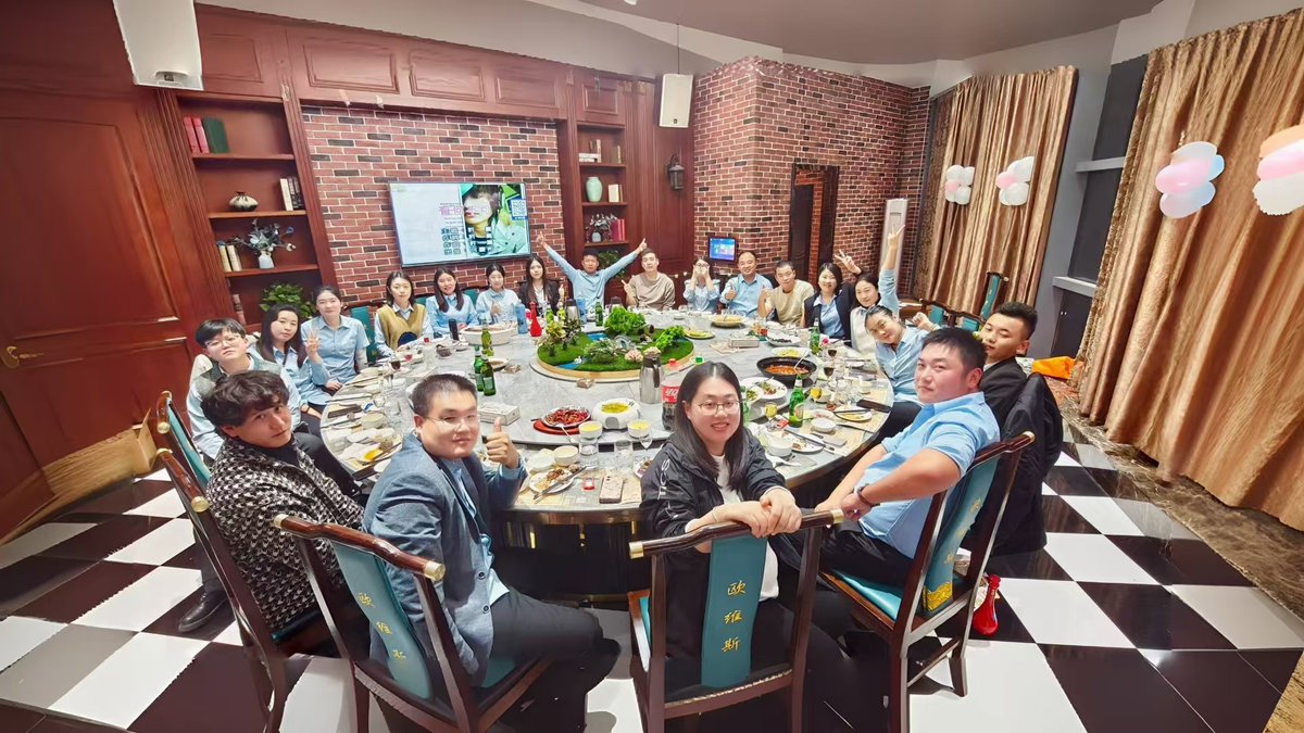 GueretAlexandra's tweet photo. Great vibes u0026 big wins with my amazing team today! Brainstorming, supporting each other, and crushing our project goals step by step.  #TeamworkMakesDreamWork https://t.co/eqUUMn8GoI