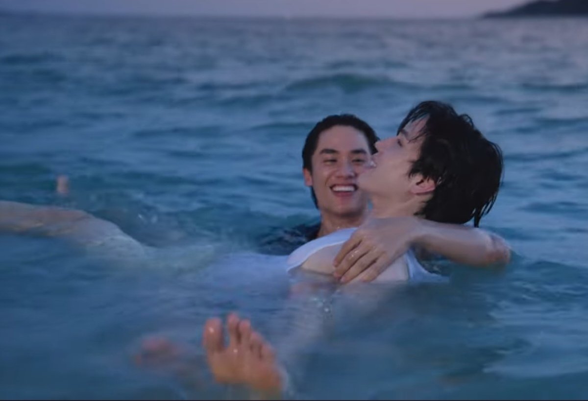 TayNewSanyaa's tweet photo. Newwiee was actually floating on Tay's legs ㅠㅠ Why are they so sweet Is it really Toto or P'Tay?? 🫠
I don't think P'Jo briefed on something like this😣💘

#ADogAndAPlaneEP7 https://t.co/2OBdzHRtxr