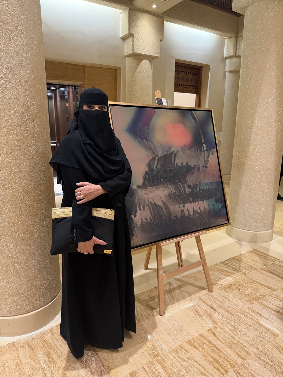 ManalALrawished's tweet photo. تجربة ثرية شاركت بها في دارة الملك عبدالعزيز بالتعاون مع نادي فن وفنانين ضمن معرض " الفن التاريخي" الذي تضمن مجموعة من اللوحات التشكيلية لأعضاء النادي ، حيث عرضت لوحة رقمية عنوانها " يوم بدينا" ترمز ليوم التأسيس تتضمن مفردات عن الجمال والإنسان والرايات والنخيل وهي مفردات تعبر عن الدولة السعودية الأولى.
وقد سعدت بلقاء سعادة الأستاذ/ تركي الشويعر @Turkishuwaier الرئيس التنفيذي للدارة و الأستاذة د. زكية الصقعبي @ZakiaAlsaqaabi قائدة فريق النادي.