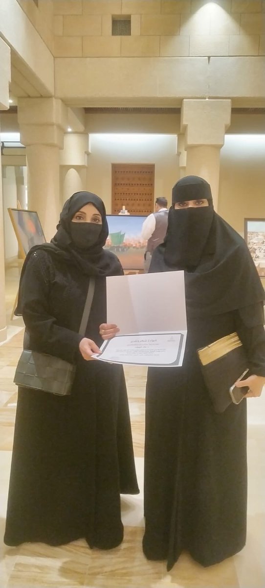 ManalALrawished's tweet photo. تجربة ثرية شاركت بها في دارة الملك عبدالعزيز بالتعاون مع نادي فن وفنانين ضمن معرض " الفن التاريخي" الذي تضمن مجموعة من اللوحات التشكيلية لأعضاء النادي ، حيث عرضت لوحة رقمية عنوانها " يوم بدينا" ترمز ليوم التأسيس تتضمن مفردات عن الجمال والإنسان والرايات والنخيل وهي مفردات تعبر عن الدولة السعودية الأولى.
وقد سعدت بلقاء سعادة الأستاذ/ تركي الشويعر @Turkishuwaier الرئيس التنفيذي للدارة و الأستاذة د. زكية الصقعبي @ZakiaAlsaqaabi قائدة فريق النادي.