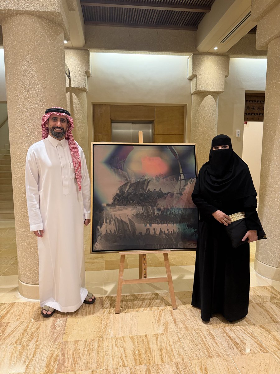 ManalALrawished's tweet photo. تجربة ثرية شاركت بها في دارة الملك عبدالعزيز بالتعاون مع نادي فن وفنانين ضمن معرض " الفن التاريخي" الذي تضمن مجموعة من اللوحات التشكيلية لأعضاء النادي ، حيث عرضت لوحة رقمية عنوانها " يوم بدينا" ترمز ليوم التأسيس تتضمن مفردات عن الجمال والإنسان والرايات والنخيل وهي مفردات تعبر عن الدولة السعودية الأولى.
وقد سعدت بلقاء سعادة الأستاذ/ تركي الشويعر @Turkishuwaier الرئيس التنفيذي للدارة و الأستاذة د. زكية الصقعبي @ZakiaAlsaqaabi قائدة فريق النادي.