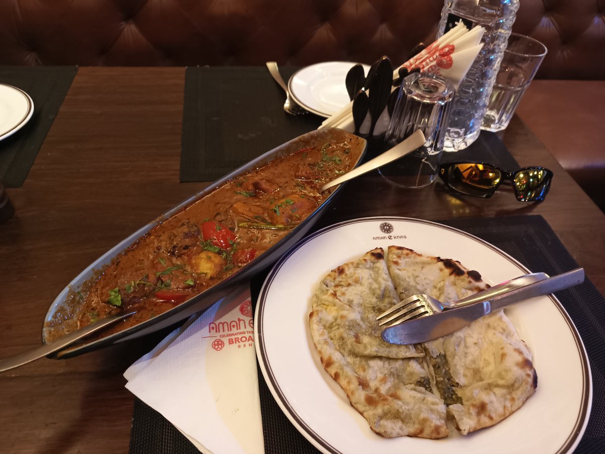 FabGiagnoni's tweet photo. #Cena in stile #Mughlai stasera, #musulmani di classe all'#AmanEKhaas: #pangasio in umido con #peperoni, #pomodori e #patate piccanti e frittella ripiene di #verdure, volevano farmi pagare 665 rupie, non potevo non arrotondare a 666 restituendogliene 1! 😂
#India #Varanasi #Cibo https://t.co/nwTLuC0doY