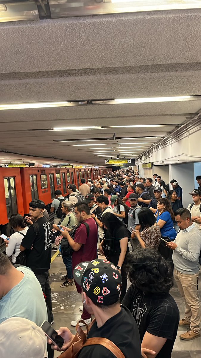 inicomslink's tweet photo. Y la #Linea3 del @MetroCDMX de nueva cuenta, colapsada y sin avance de ningún tipo. https://t.co/fBsJz0eJq9