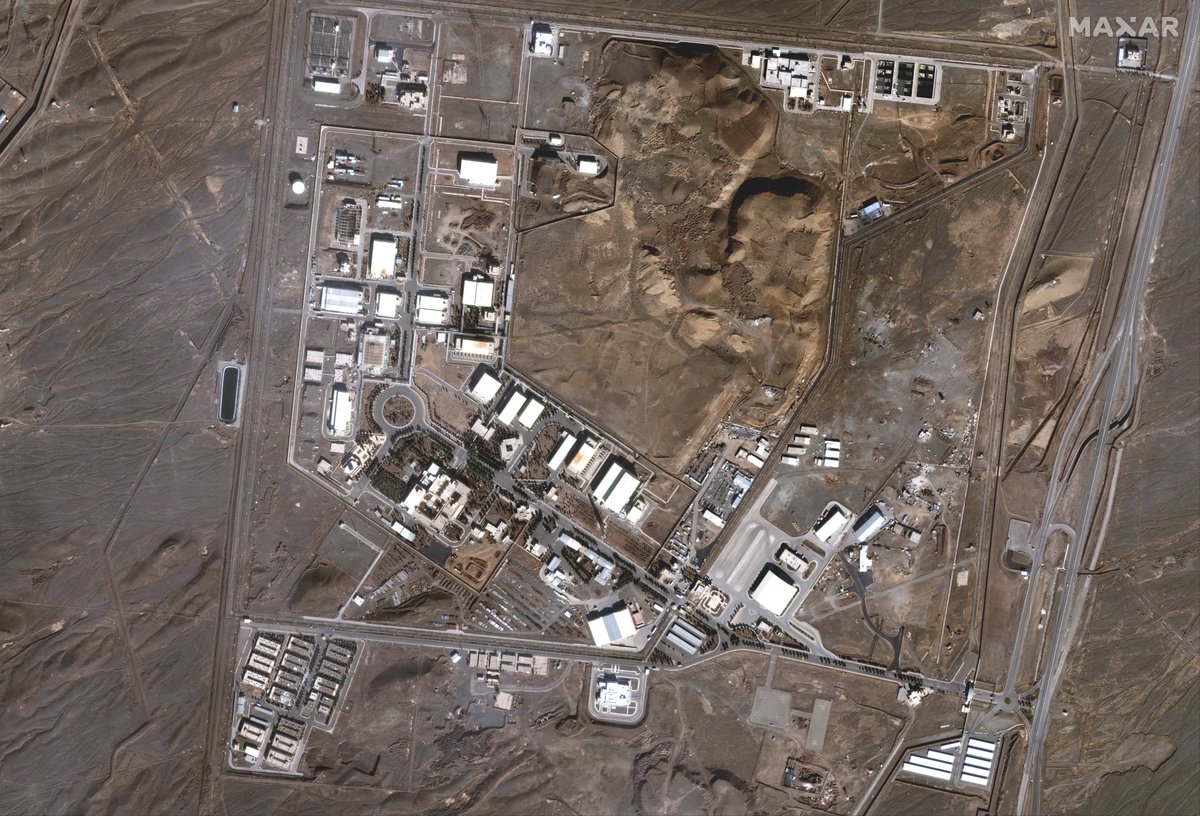 Jhonffonseca's tweet photo. ÚLTIMA HORA | TENSIÓN NUCLEAR EN AUMENTO 🇮🇷

Imágenes satelitales exclusivas revelan que Irán reconstruye activamente sus instalaciones nucleares, según un informe de CNN. Tras los recientes ataques, señales de movimiento, excavaciones y actividad sugieren que Teherán no se detiene: ¿un desafío al mundo?

La carrera nuclear en Oriente Medio entra en fase crítica. El reloj sigue corriendo.