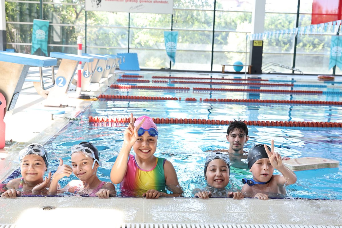 NiluferBel's tweet photo. İlk kulaç, ilk heyecan, unutulmayacak anılar...
Nilüfer Belediyespor iş birliğiyle hayata geçirdiğimiz "Nilüfer'in Çocukları Sporla Büyüyor" projesiyle, kırsal mahallelerde yaşayan çocuklarımızı yüzmeyle buluşturuyoruz.
Konak Olimpik Yüzme Havuzu'nda uzman antrenörler eşliğinde eğitim alan çocuklarımız, hem yüzme öğreniyor hem de sporun birleştirici gücüyle yeni dostluklar kuruyor.
Yaz boyunca 30 kırsal mahalledeki çocuklarımızı havuzla buluşturmaya devam edeceğiz.
#HerkesinSesiHepimizinNilüferi