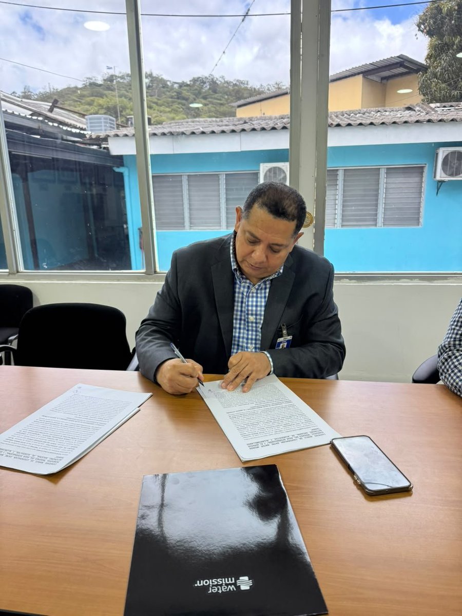 HondurasSanaa's tweet photo. SANAA y Water Mission Honduras firmaron un Convenio Marco de Cooperación para impulsar proyectos de agua potable, saneamiento e higiene en comunidades rurales y periurbanas. La alianza fortalecerá soluciones sostenibles para mejorar la calidad de vida de las familias hondureñas. https://t.co/Wax50TfQaQ